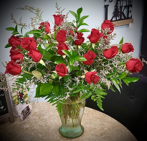 Classic Roses in Glass Vase (picture shows 2 dozen) 